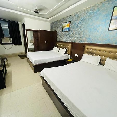 Premium Boston Rooms Family Hotel Agra  Exterior foto